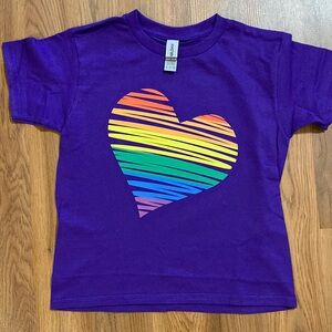 🚨2/$15. Rainbow heart shirt. Youth xs
